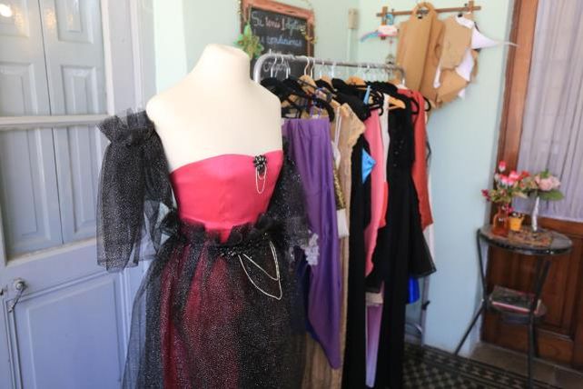 Las mujeres buscan alquilar cada vez más vestidos de fiesta