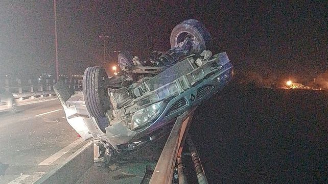 Así quedó el auto volcado a la altura del primer aliviador del puente sobre Ruta Nacional 168