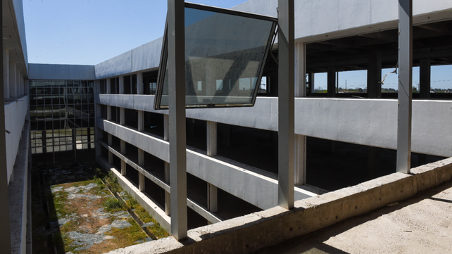 Una vista superior desde el cuarto piso demuestra que el saqueo fue total en todas las plantas. Los patios internos quedaron regados de vidrio.