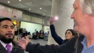 Norberto Scoponi se cruzó con un hincha en el aeropuerto que le hizo algunos cuestionamientos al Tata Martino. (Imagen de video)