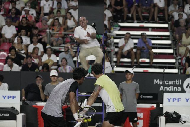 El juez decidió jugar de nuevo. El juez del encuentro ordenó jugar de nuevo un punto por el que discutieron el argentino y el boliviano Hugo Dellien, durante la final del YPF Rosario Challenger.