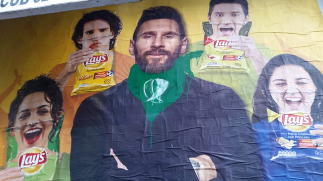 El cartel intervenido está ubicado en Sarmiento al 600 sobre una propiedad en venta.