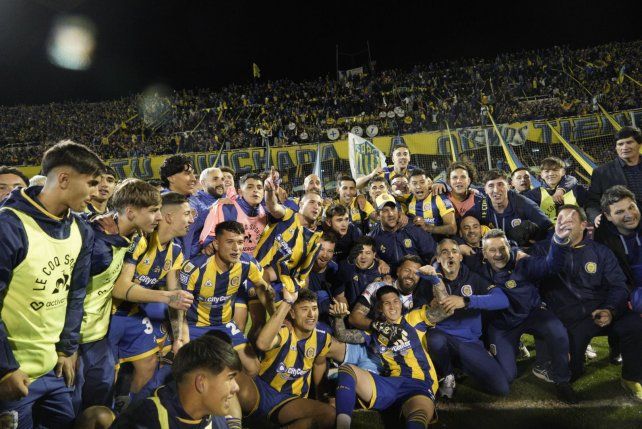 El festejo final de los jugadores de Central tras la victoria clásica.