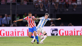 El defensor de Newells Gustavo Velázquez lucha con Alejandro Garnacho en el partido entre Paraguay y Argentina. El martes jugaría contra Bolivia.