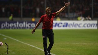 Gabriel Heinze no pudo hacer que Newells pase por arriba a Claypole. Intentó con un equipo alternativo y luego con mayoría de titulares y no pudo.