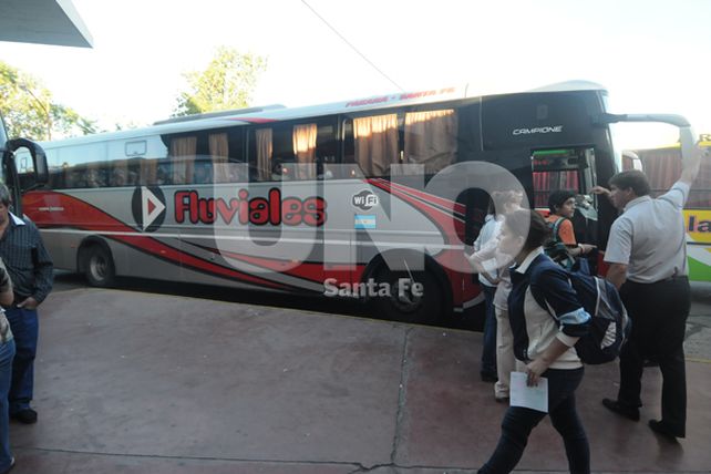 Viajes a Paraná: las empresas agregan refuerzos en horarios picos