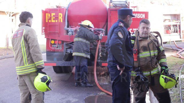 Un voraz incendio consumió un depósito en Paraná