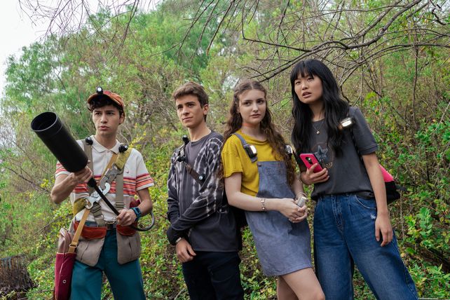 La trama sigue a un grupo de chicos que investigan una misteriosa desaparición en un parque de diversiones.&nbsp;