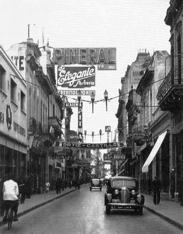 Otra postal de 1937. Córdoba entre Mitre y Entre Ríos. El pasacalle con el nombre del próximo presidente demuestra el clima electoral en plena Década Infame. 