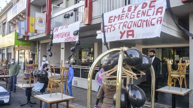 Paraná: el sector hotelero y gastronómicos sacarán mesas y sillas a la calle