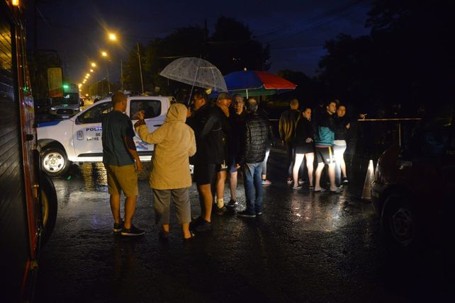 Buscan a la conductora del vehículo arrastrado por la corriente