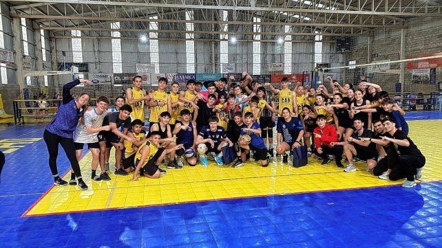 Paracao dio obsequios a Tomás Omarini y Camila Pérez por sus preseas plateadas con Argentina.