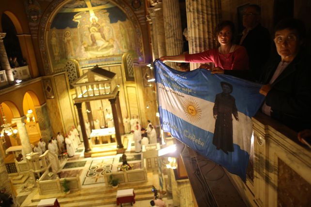 Vigilia. Feligreses argentinos ayer en el Vaticano desplegando una bandera con la imagen de Brochero.