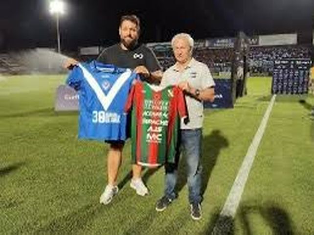 Copa Argentina 2024. Los presidentes Nicolás Scarpeccio (Sportivo) y Fabián Berlanga (Vélez) intercambiaron camisetas.&nbsp;