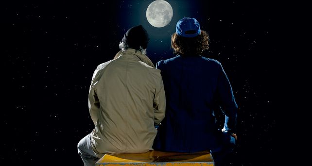 Los amigos mirando la luna por otro sueño posible