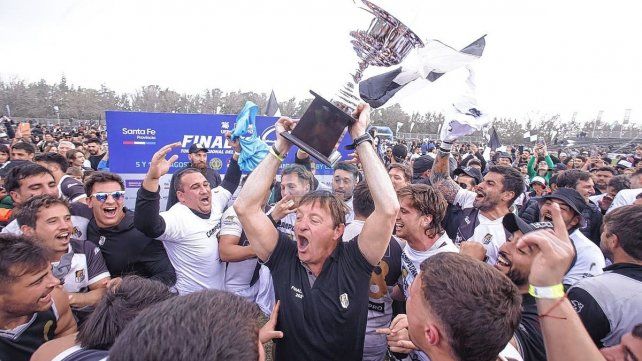 Pedro Raiteri alzando la copa que lo acredita como campeón de la edición 2023 del Regional.
