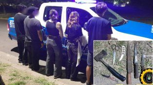 Hubo cuatro menores demorados brevemente. Las armas fueron encontradas tiradas en la plaza, presumiblemente abandonada por otros adolescentes que participaron de la pelea.