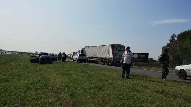 En el lugar trabajan Gendarmería, bomberos voluntarios de Funes, Policía Vial y el Sies.