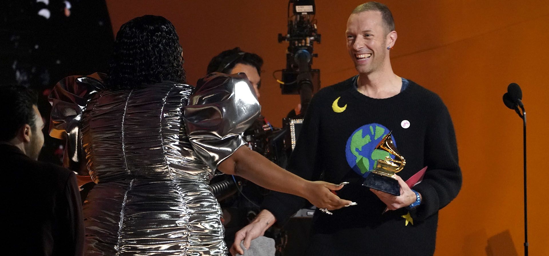 Lizzo, a la izquierda, acepta el premio a la grabación del año por "About Damn Time" de Chris Martin, en la 65ª entrega anual de los premios Grammy, el domingo 5 de febrero de 2023 en Los Ángeles. (Foto AP/Chris Pizzello)