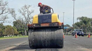 El municipio intensifica los trabajos de bacheo en distintos puntos de Paraná.