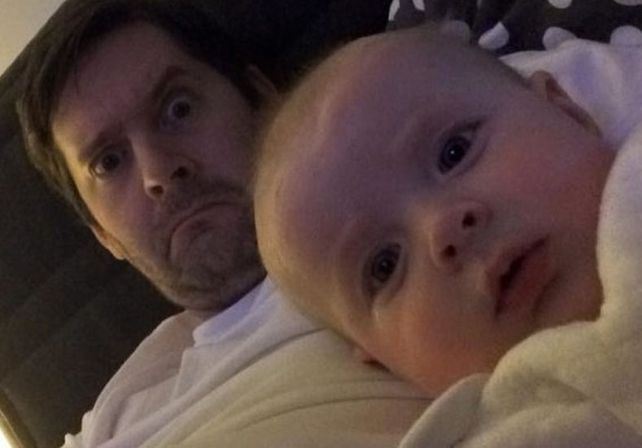 Su esposa le pidió fotos de su bebé y mirá lo que le mandó