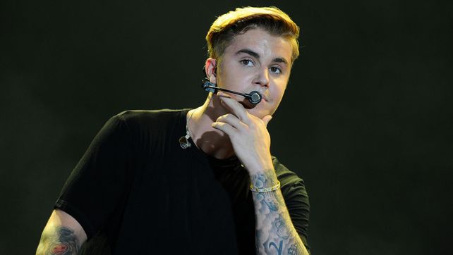 Justin Bieber sufrió una aparatosa caída durante un show en Canadá.