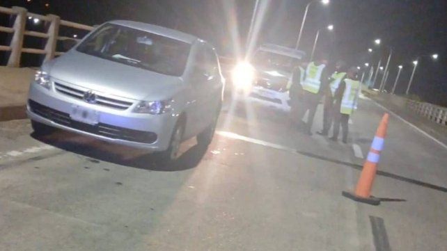 Gendarmería halló un Gol Trend abandonado en el puente de Colastiné Sur con una nota de auxilio. Su dueño