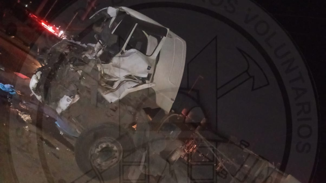 Choque y rescate en Puerto San Martín. Así quedó el camión en el que quedó atrapado su chofer.