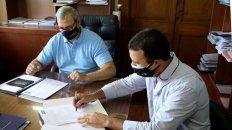 Los funcionarios provinciales, en la firma del convenio de colaboración. Los funcionarios provinciales, en la firma del convenio de colaboración.