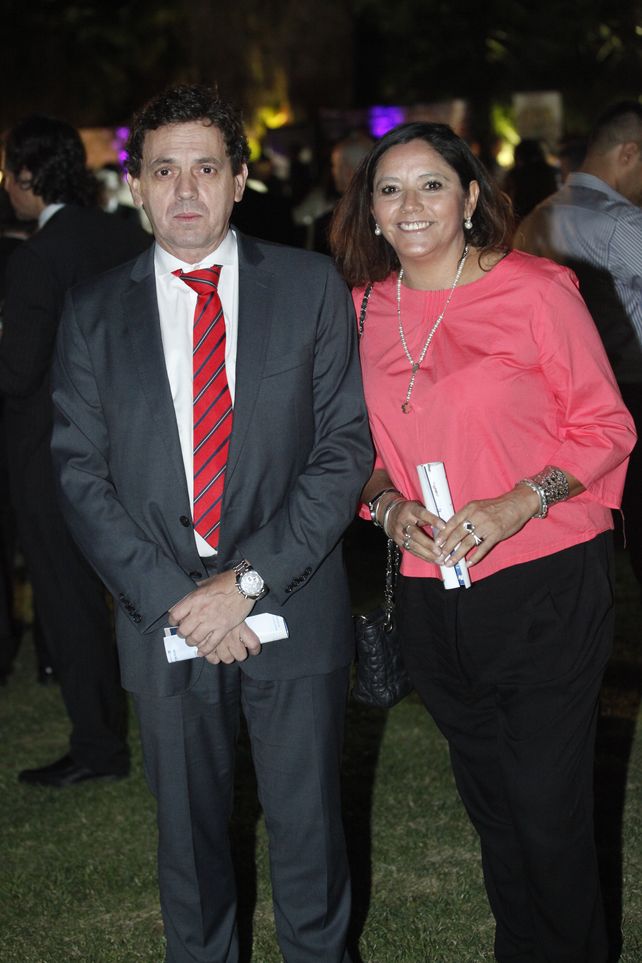 Ariel Robert (coordinador editorial de grupo América Cuyo y gerente general de El Siete) y su esposa Nora Duarte.