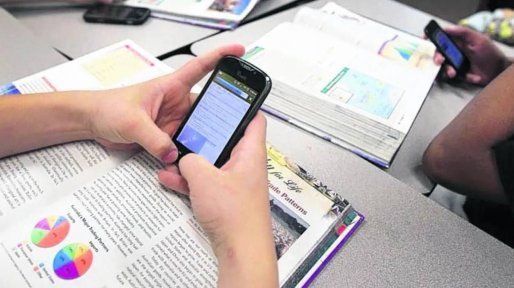 Después del receso, dos provincias prohibirán el uso del celular en el aula