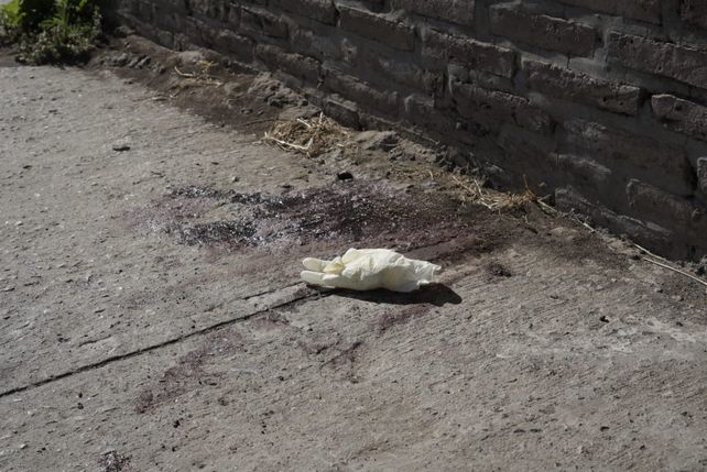 Un guante de las pericias forenses quedo en el lugar.