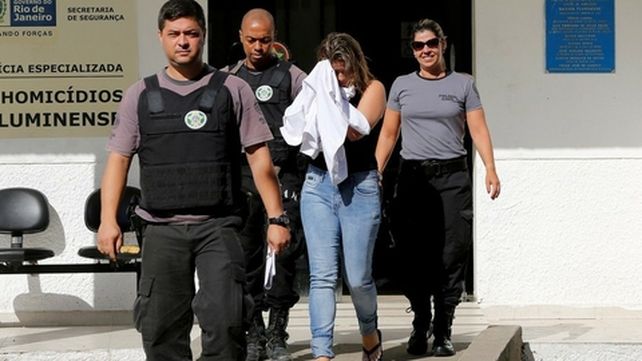 complicada. La viuda del embajador griego permanece detenida en Río.
