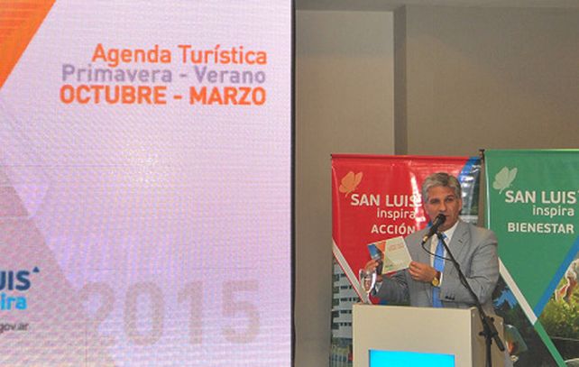 El gobernador de San Luis durante el lanzamiento de la agenda turística para la temporada.