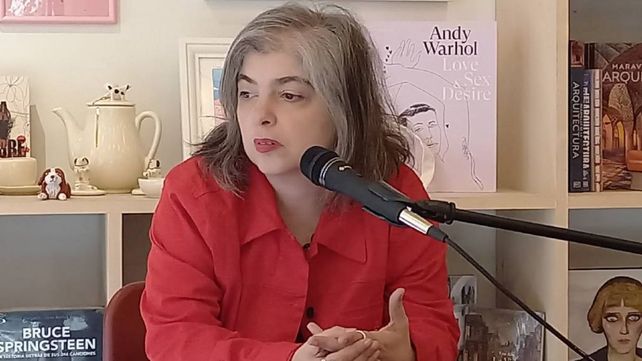 La escritora Mariana Enríquez aseguró que no va a escribir un libro donde Javier Milei sea un monstruo porque no cree que lo sea y respeta la voluntad popular.&nbsp; 