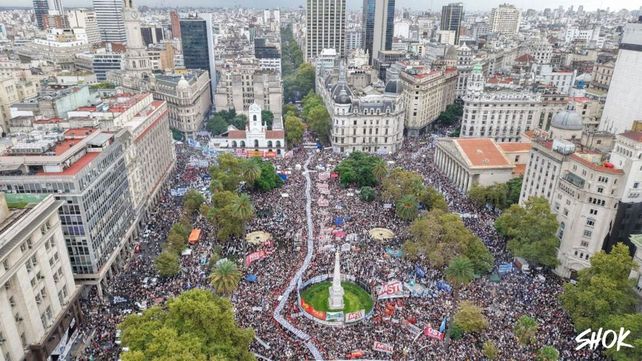 Una multitud se congregó en la Plaza de Mayo