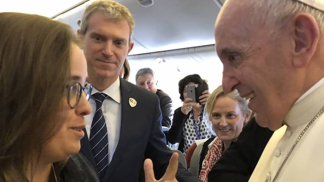 En el avión. La rosarina Inés San Martín junto al Papa