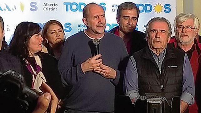 rol clave. Omar Perotti festejó en la sede del PJ provincial.