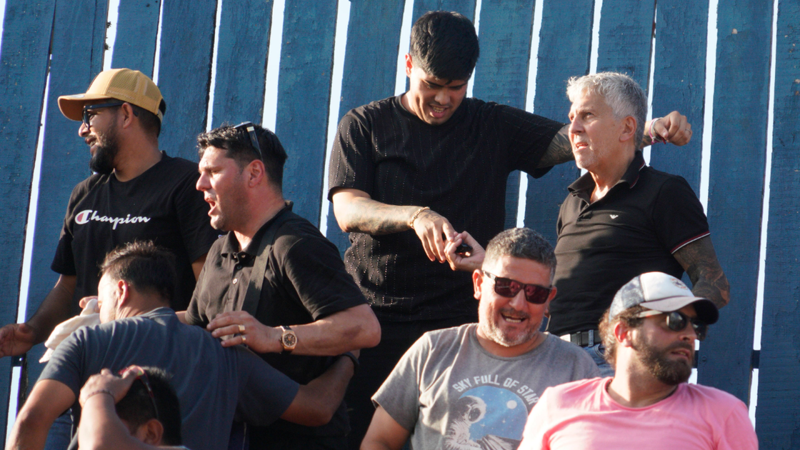 Festejo en la tribuna del Gabino Sosa de Jorge Messi, Matías Messi y Daniel Quinteros. Es el gol de Leones FC en la victoria ante Central Córdoba.