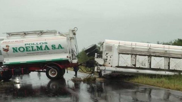 El acoplado del camión interrumpió el tránsito en la Ruta 20.