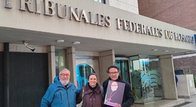 La comitiva que se presentó en los Tribunales Federales para reclamar indagatorias por la muerte de Ponce de León.