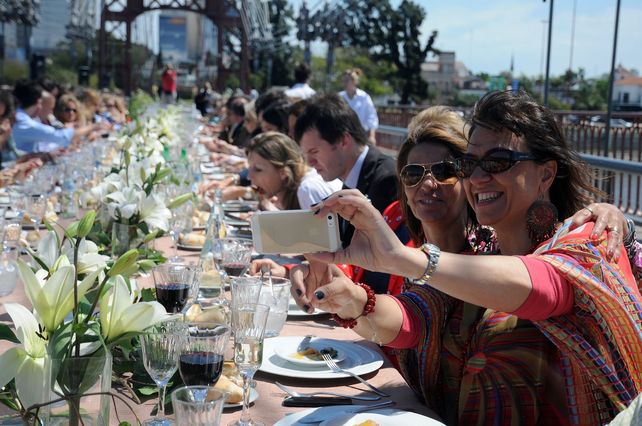 El Puente Colgante se transformó por primera vez en un comedor a favor de la solidaridad