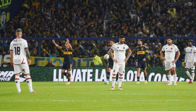Lautaro Blanco acaba de marcar el quinto y la resignación total se adueña de los jugadores de Newell’s. Una goleada lapidaria que dejó el ciclo al borde de quebrarse pese a los deseos del entrenador.