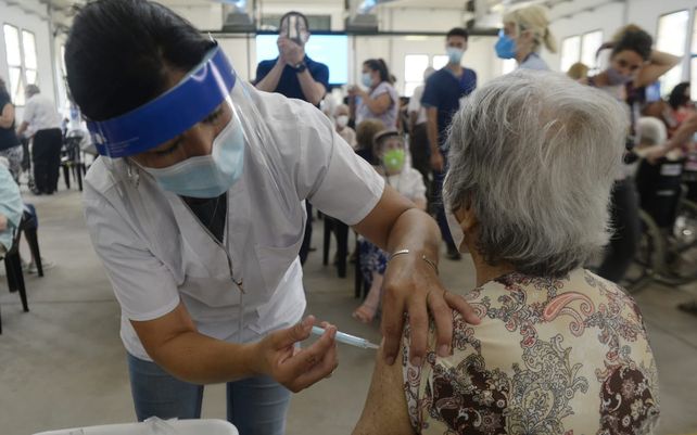 En imágenes: comenzó la vacunación a mayores de 90 años en la ex Rural