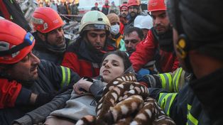 Suben a 25 mil los muertos en Turquía y aún encuentran a sobrevivientes