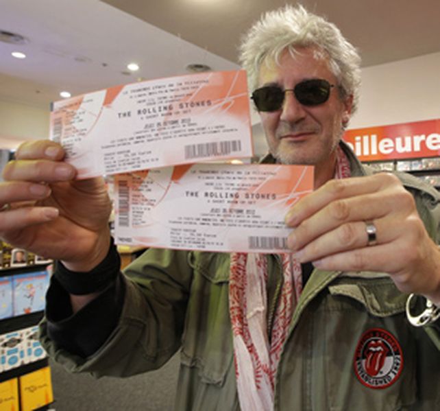 Una larga cola de fans se formó frente al local de Virgin Megastore Campos Elíseos