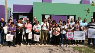 Leone y Michlig inauguraron 10 viviendas en Hersilia, entregaron aportes y anunciaron nuevas soluciones habitacionales