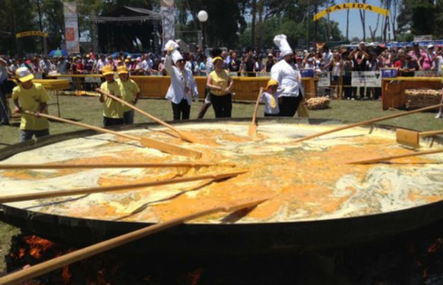 El omelette será preparado por la denominada Cofradía Mundial de los Caballeros de la Omelette Gigante.