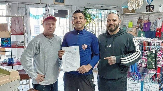 Nahuel Retamoso junto a Totino Diógenes Caunedo del Thunder Box y el entrenador del Olimboxing