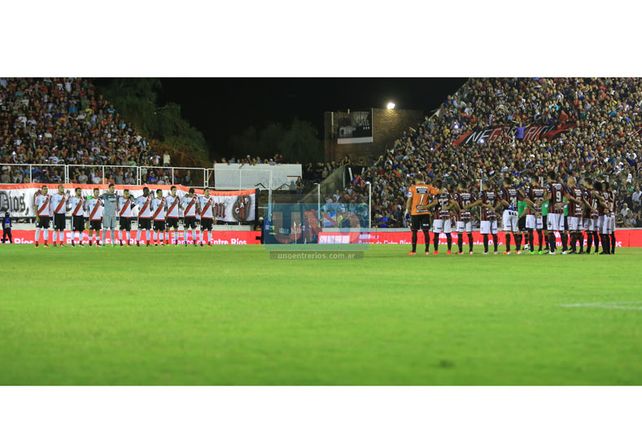 Cara a cara. Los planteles de River Plate y Patronato hicieron un minuto de silencio para recordar a todos los caídos en la guerra de las Islas Malvinas. (Foto UNO/Diego Arias)